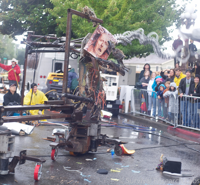 Spine Robot rips apart the Coyote Ugly Man